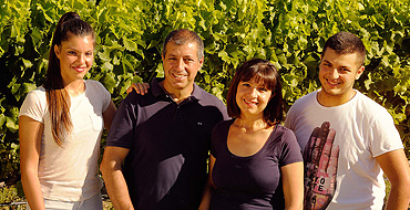 La Famiglia Deriu nei vigneti a Codrongianos